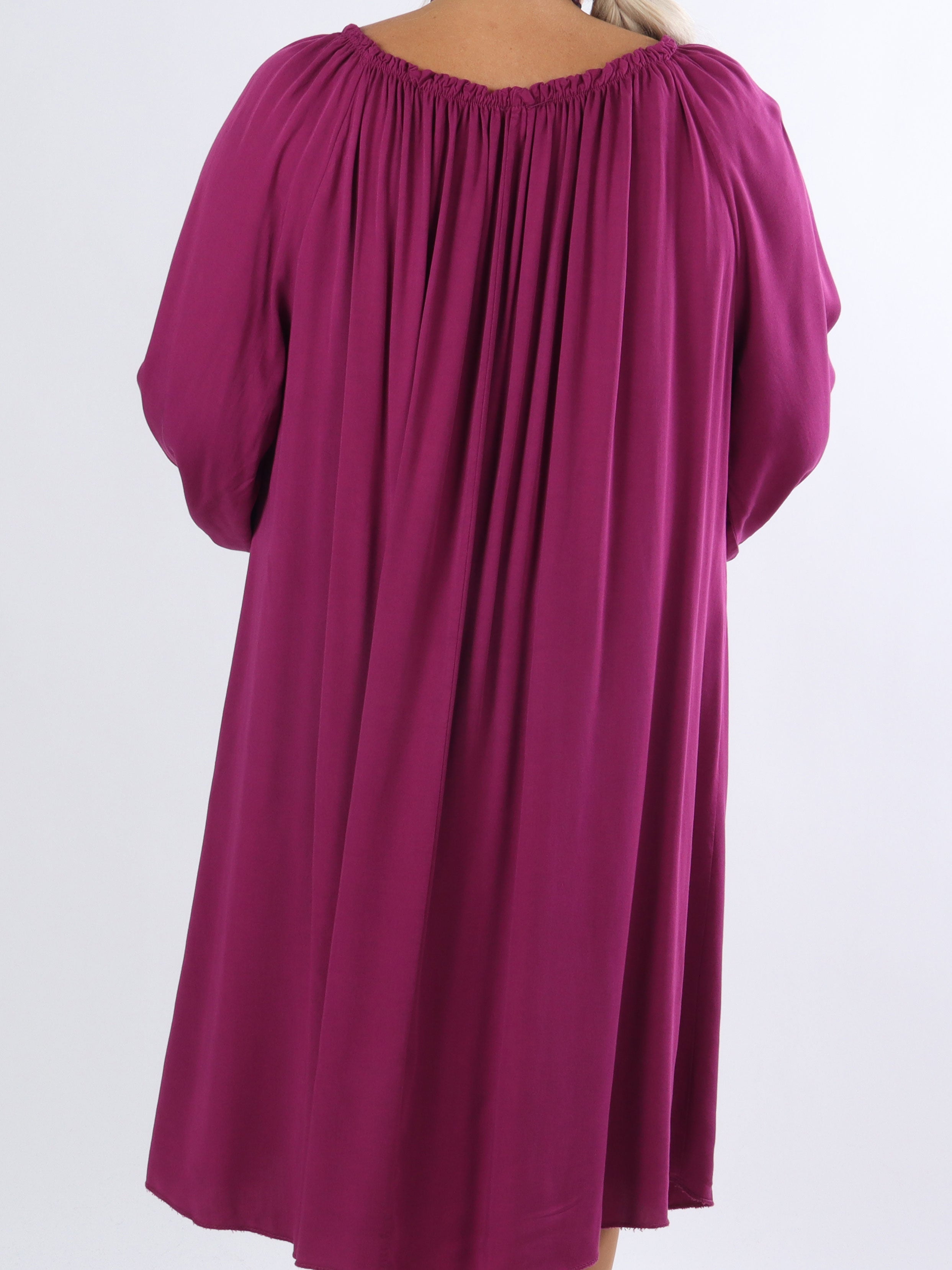 Nicole - Fin tunikakjole i plus size med bindebånd